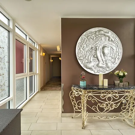 Classic Harmonie מלון